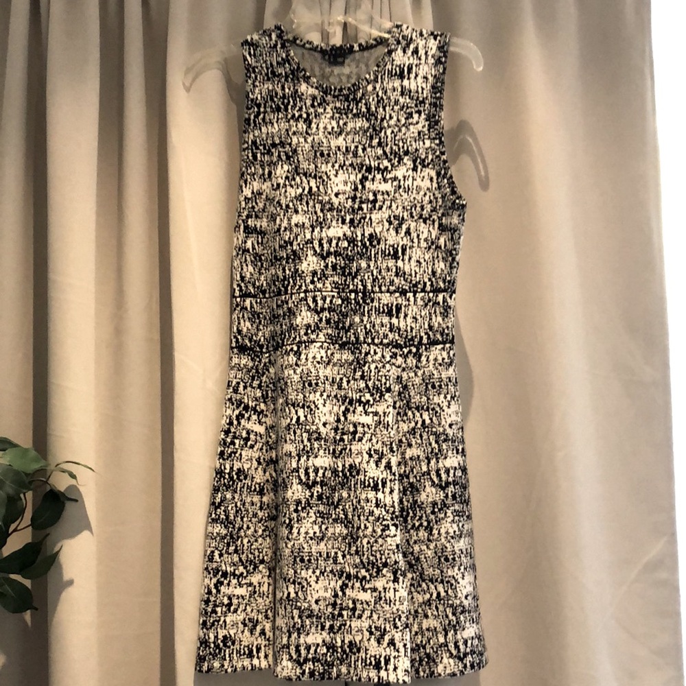 (BOGO 1/2 Off) Theory Black White Fit Flare Sleeveless Dress Med